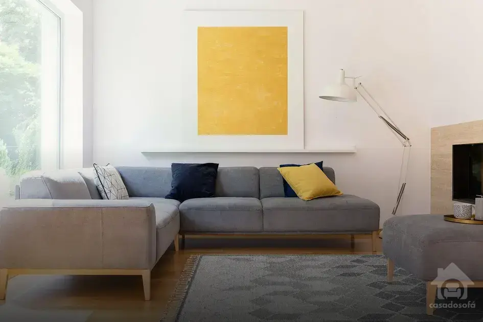 Móveis e objetos decorativos que combinam perfeitamente com o sofá grafite na sala
