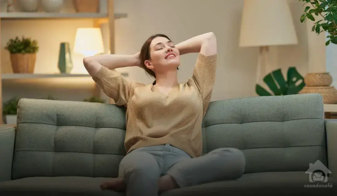 O impacto visual de um sofá cinza na sala e como equilibrá-lo