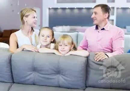 Por que a cortina bege é a opção perfeita para criar um ambiente aconchegante com sofá cinza