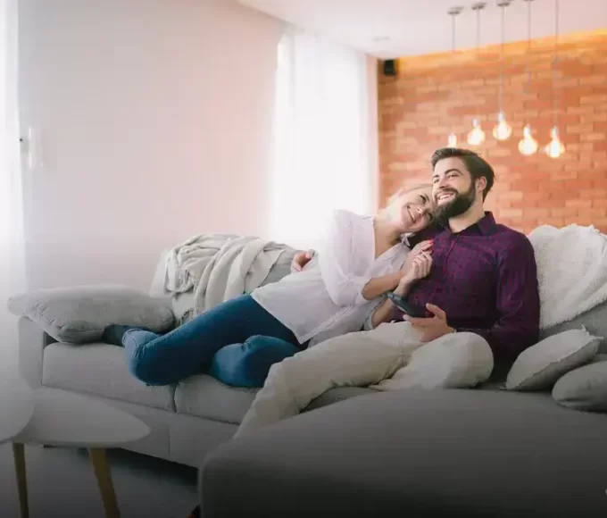 Praia em Casa: Sofá Cinza e Cortinas que Remetem ao Verão