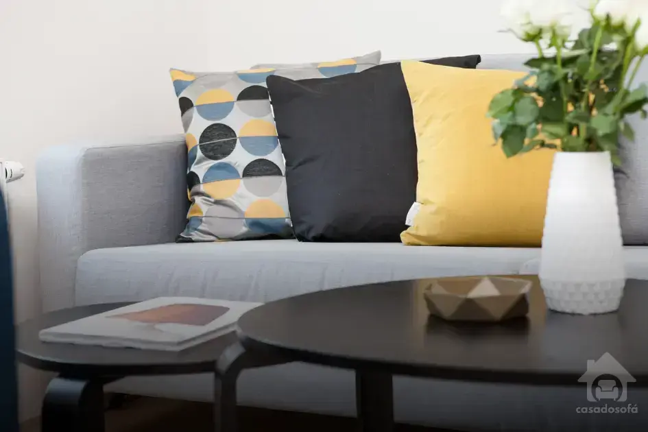 Quais são as características de um sofá resistente para suportar o uso diário