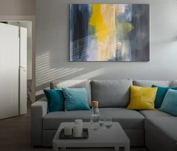 Qual é a importância de encontrar a distância ideal entre o sofá e a TV?