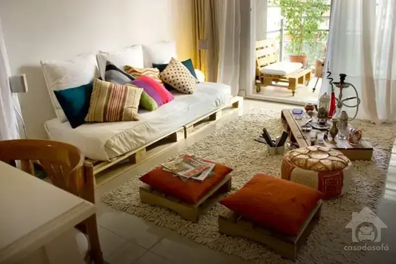 Sofá com costuras reforçadas: As costuras reforçadas proporcionam uma maior resistência, evitando rasgos e deformações no sofá.