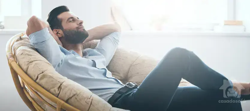 Sofá com espuma de alta densidade: A espuma de alta densidade confere maior resistência e durabilidade ao sofá, evitando deformações com o uso frequente.