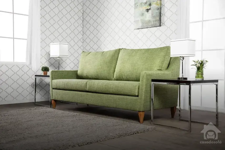 Sofá de tecido impermeável: Com ação repelente à água, esse tipo de sofá é ideal para evitar manchas e garantir maior durabilidade.