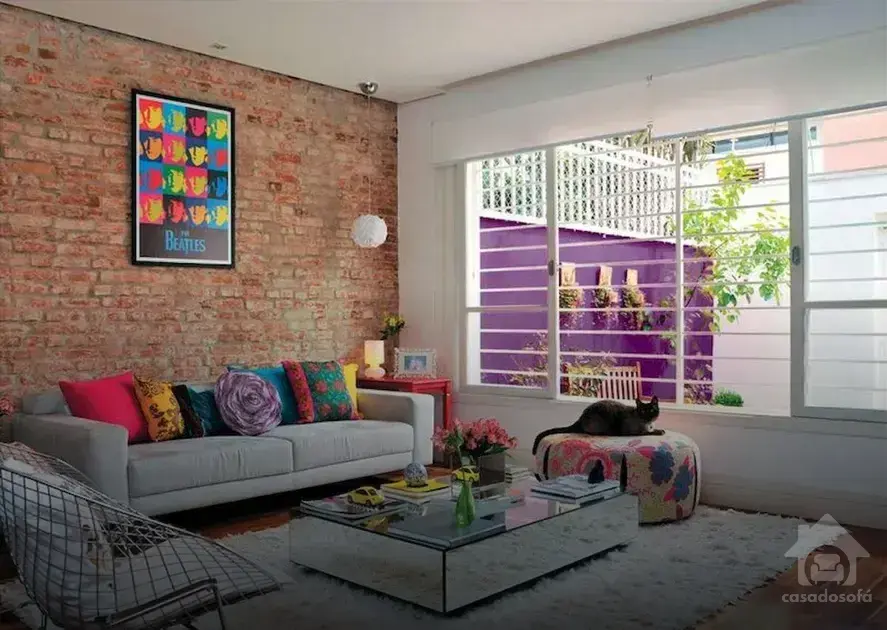 Sofás com costuras reforçadas: As costuras reforçadas aumentam a resistência do sofá, garantindo que ele suporte o uso diário e o peso das pessoas sem se desgastar rapidamente.