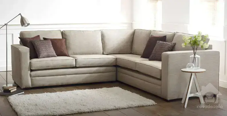 Sofás com design leve e fresco para ambientes com clima de verão