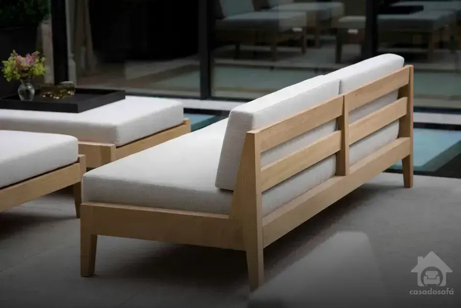 Sofás com estampas e cores vibrantes para dar um toque de verão na decoração