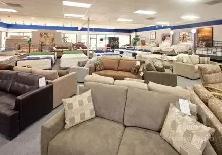 Sofás com molas ensacadas: As molas ensacadas oferecem excelente suporte e resistência ao sofá, garantindo conforto e durabilidade ao móvel.