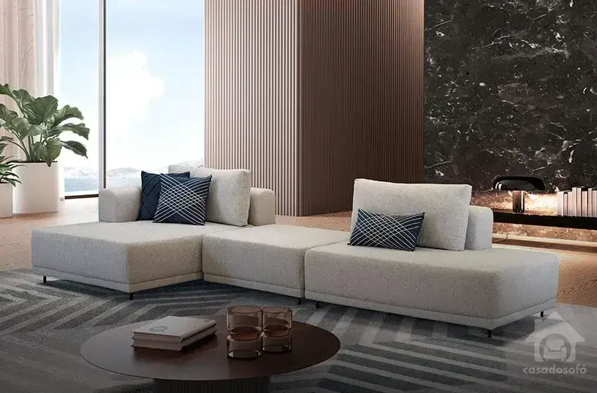 Sofás de tecido sintético: Materiais como microfibra e poliéster são conhecidos por sua resistência e facilidade de limpeza, tornando os sofás de tecido sintético uma opção durável.