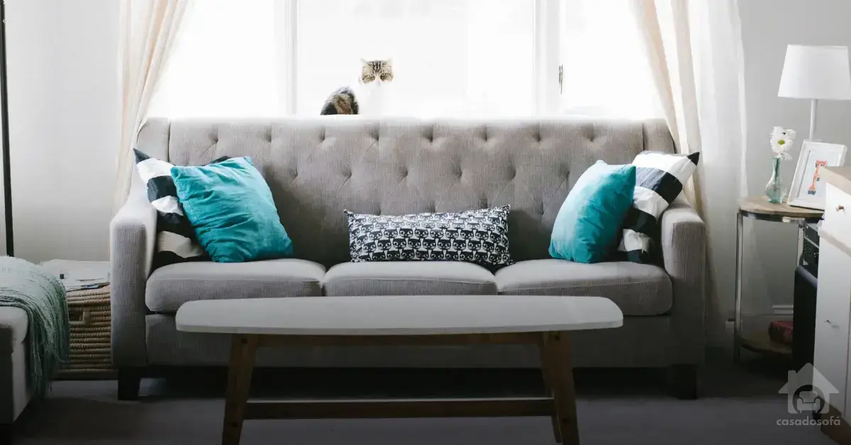 Tecidos texturizados como opção para complementar sofás cinza