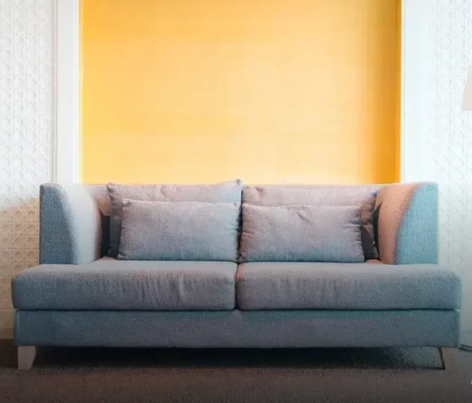 Tendências de Decoração: Cores Vibrantes para Sofás de Natal
