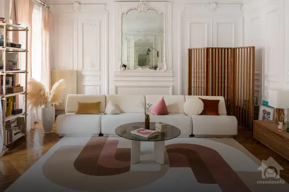 Tons neutros que harmonizam com o sofá cinza