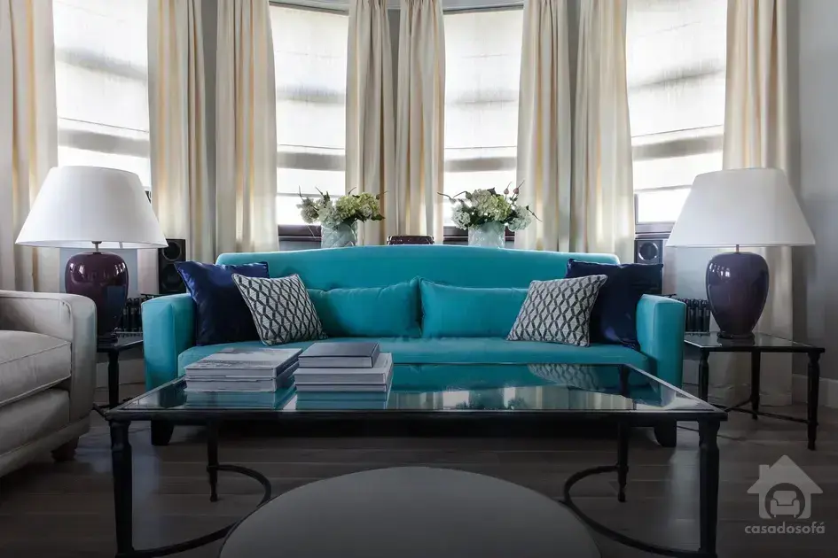 Transforme a Sala com Sofá Cinza Escuro em um Ambiente Aconchegante