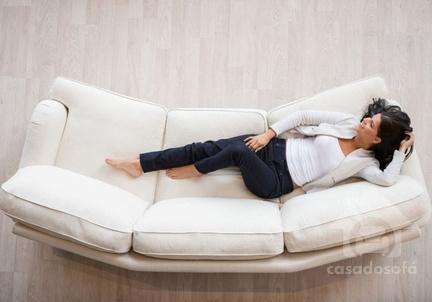 Estilos de decoração que harmonizam com sofá com chaise e puff
