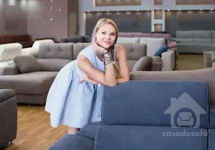 A influência das texturas na harmonização de tapetes e sofás