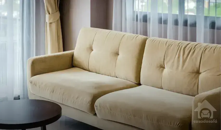 Qual a cor do tapete que combina com o sofá na sala?